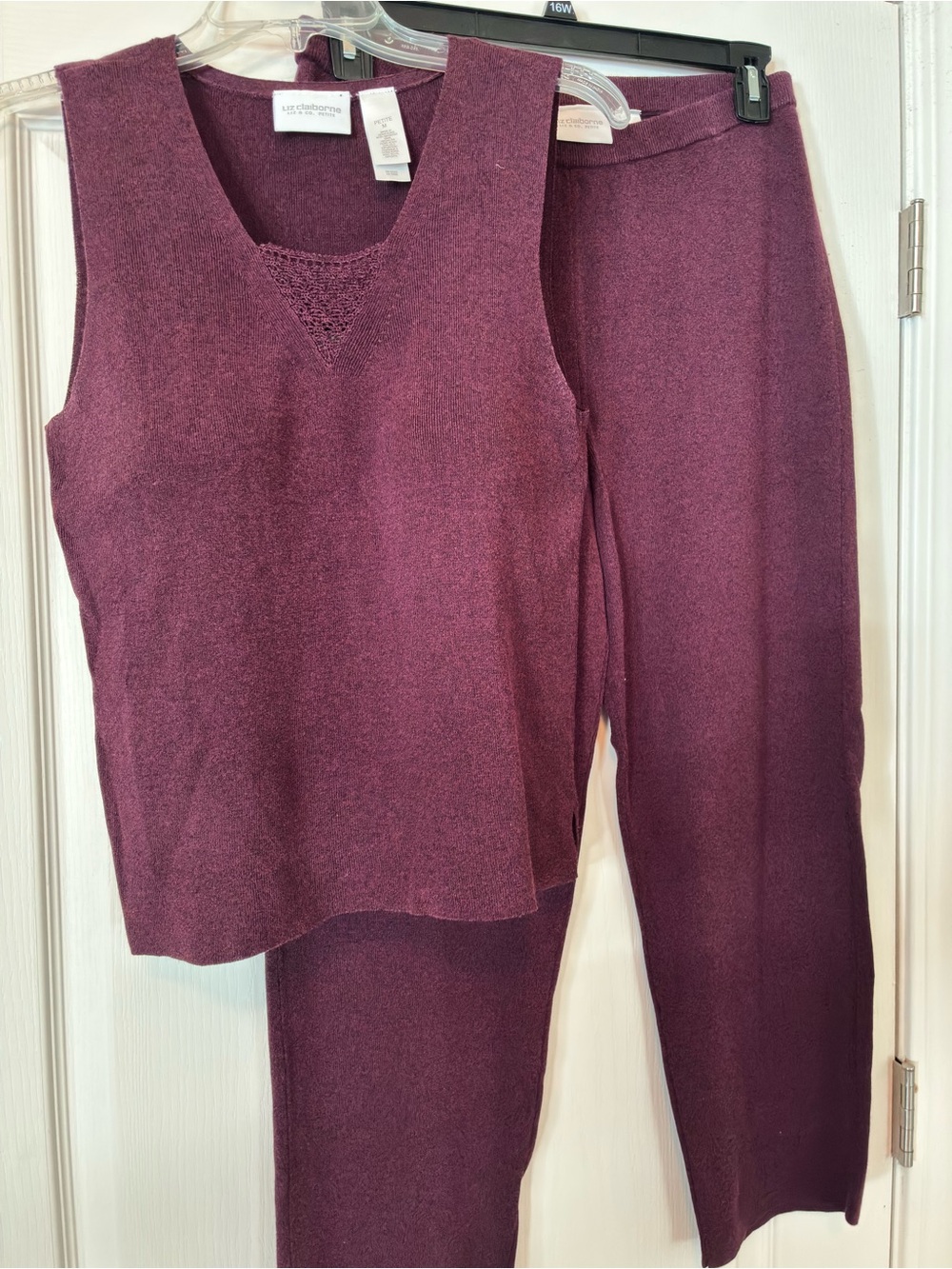 Liz Claiborne Wmns Petite Plum knit Shell + pull on pants Medium